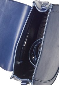 Granatowa skórzana torebka o gładkiej fakturze, z prostym wzornictwem, srebrnymi akcentami oraz przestronnym wnętrzem wykończonym podszewką w logo.