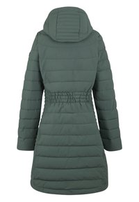 Long manteau vert matelassé avec capuche, taille élastiquée et matelassage horizontal, vu de dos.