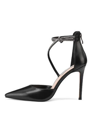 Scarpa con tacco alto in pelle verniciata nera, con punta affusolata, cinturino alla caviglia e dettaglio metallico, caratterizzata da un design elegante e da un sottile tacco a stiletto.