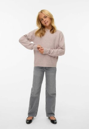 Pull en tricot rose clair avec des poignets côtelés, associé à un jean ample gris clair et des ballerines noires. Texture lisse et design décontracté.