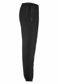 Zwarte sportbroek met een elastische tailleband, ontworpen met taps toelopende pijpen en een ritszak aan de zijkant. Gemaakt van een gladde, lichte stof.