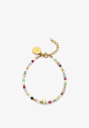 Pulsera de cuentas con piedras multicolores y detalles en oro, con cierre y cadena ajustable; detalle destacado en forma de "V" dorada.