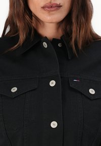 Tommy Jeans TJW FLAG TRUCKER UNISEX - Τζιν μπουφάν - black