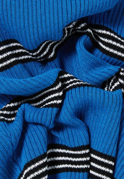 Tessuto lavorato a maglia blu con accenti a strisce nere e bianche, caratterizzato da una trama a costine e una disposizione ampia e drappeggiata.