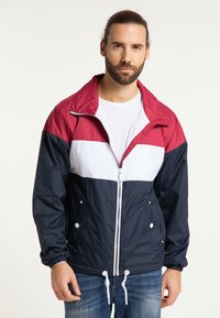Farveblokket vindjakke med maroon, hvid og navy sektioner. Lavet af letvægts, skinnende materiale. Lynlås-lukning og sidelommer.