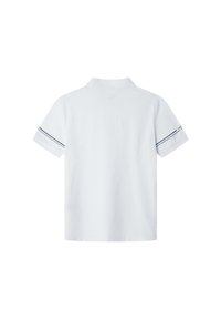 Polo shirt bianco con colletto, maniche corte e accenti a strisce navy sulle maniche. Tessuto liscio con una vestibilità classica e design pulito.