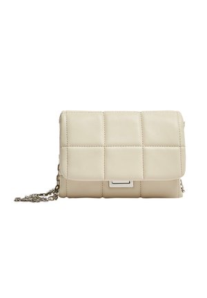Petit sac en cuir matelassé beige avec rabat pliant et chaîne argentée, posé à plat sur fond blanc.