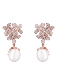 Rózsaarany fülbevalók virágmintákkal, tiszta drágakövekkel díszítve, alján egy nagy fehér gyöngy cseppel.