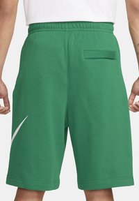 Nike Sportswear SPORTSWEAR CLUB - Pantalones deportivos - malachite white white