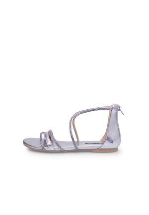 Platte sandalen in lichtpaarse satijn met meerdere slanke banden en delicate kraalaccenten. Open achterkant ontwerp met een kleine hak en een gestructureerde zool.