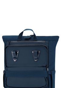 Sötétkék hátizsák hajtogatott felső résszel, két elülső csattal, cipzáras rekesszel és textúrált anyagú felülettel. Kiemelkedő jellemzője a felső fogantyú és az állítható pántok.