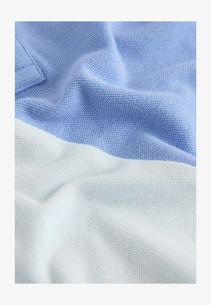 Lichtblauw en wit gestructureerd stof, met een geweven patroon, een zachte, gladde afwerking en een subtiele val, met zachte kleurverlopen.
