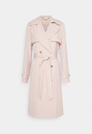 Trench-coat rose avec des boutons croisés, ceinture à la taille et épaulettes. Confectionné dans un tissu lisse avec une coupe structurée.