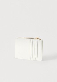 Portefeuille blanc avec texture tissée, fermeture éclair et plusieurs emplacements pour cartes sur un côté. Forme rectangulaire compacte avec finition lisse.