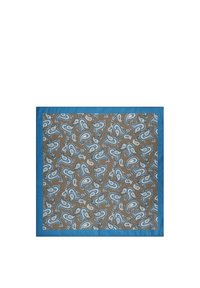 Jedwabna chusta o brązowym tle z misternymi niebieskimi wzorami paisley, obramowana jednolitym jasnoniebieskim brzegiem. Gładka tekstura na całej powierzchni.