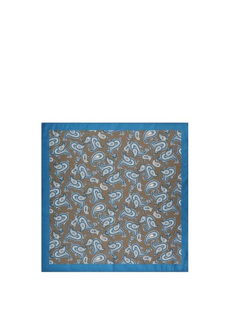 Jedwabna chusta o brązowym tle z misternymi niebieskimi wzorami paisley, obramowana jednolitym jasnoniebieskim brzegiem. Gładka tekstura na całej powierzchni.