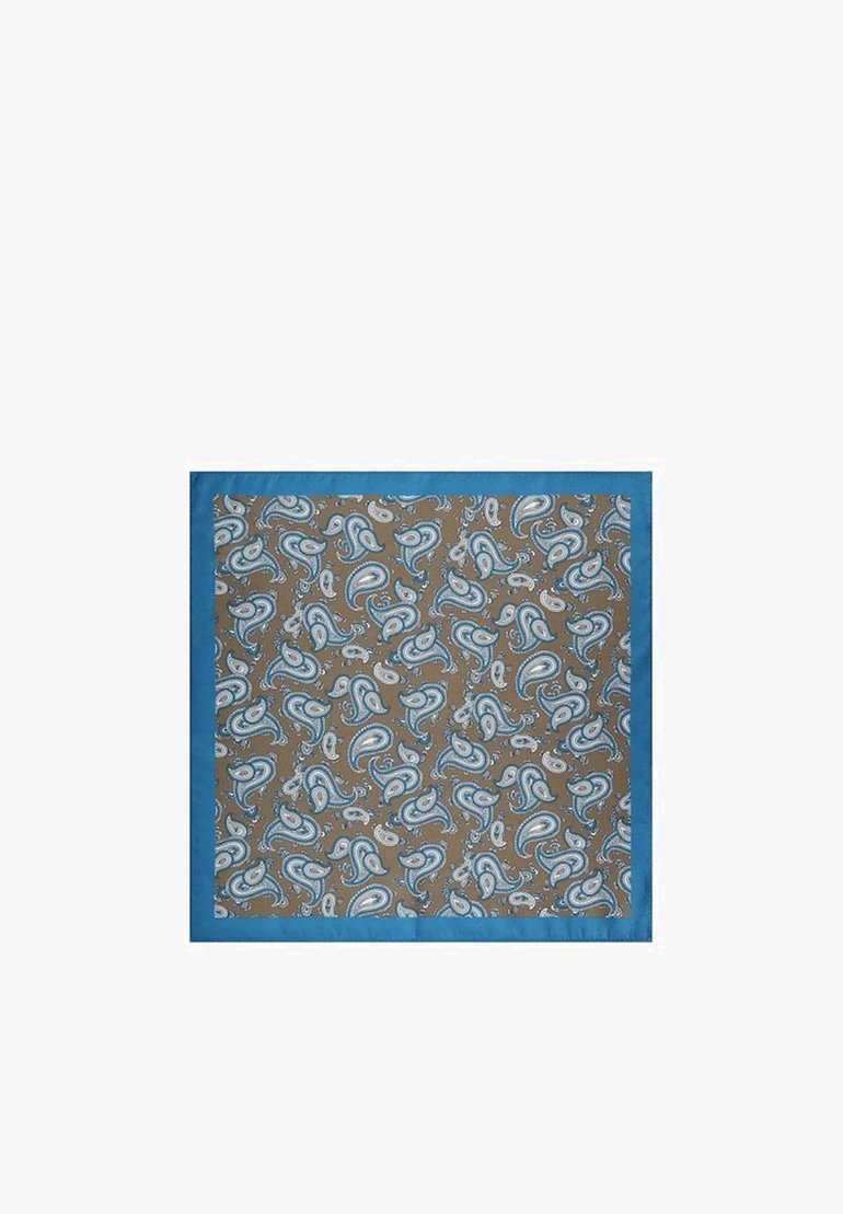 Jedwabna chusta o brązowym tle z misternymi niebieskimi wzorami paisley, obramowana jednolitym jasnoniebieskim brzegiem. Gładka tekstura na całej powierzchni.