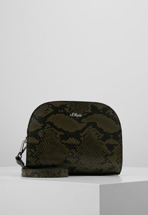 Pequeño bolso de muñeca con patrón de piel de serpiente en tonos verde oscuro y negro, con logo plateado de s.Oliver en la parte frontal, exhibido sobre un pedestal blanco.