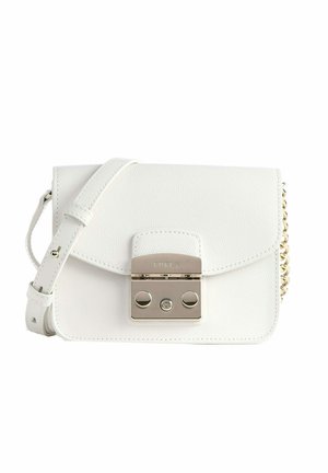 Bolso bandolera de cuero blanco con cierre de candado en tono plateado, correa ajustable y detalle de cadena. Presenta una superficie texturizada y diseño de solapa.