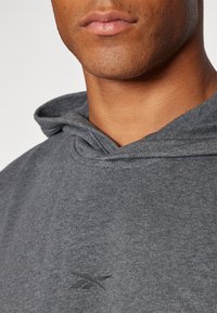 Reebok BASKETBALL HOODIE - Mikina s kapucňou - dark heather grey