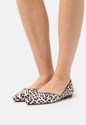 Ballerines en imprimé léopard avec un bout pointu, un liseré noir et un petit talon. Fabriquées en tissu doux, présentant une texture lisse et sans embellissements.