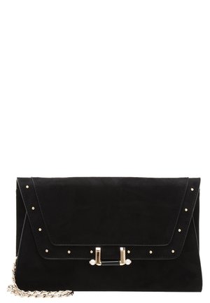 Musta mokkanahkainen clutch-laukku, jossa kultaiset niitit läpän reunoilla, kultainen ja musta lukko sekä hopeinen ketjuhihna valkoisella taustalla.