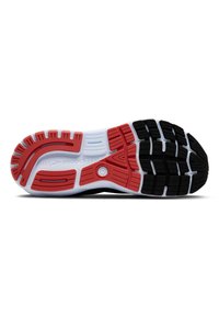 Sole di scarpa sportiva nera e rossa con grip in gomma testurizzata, caratterizzata da dettagli bianchi e un inserto circolare al centro.