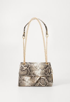 Sac en cuir imprimé serpent avec une forme structurée, doté d'une bandoulière en chaîne dorée et d'un détail de fermoir en triangle à l'avant. Matériau en cuir synthétique texturé.