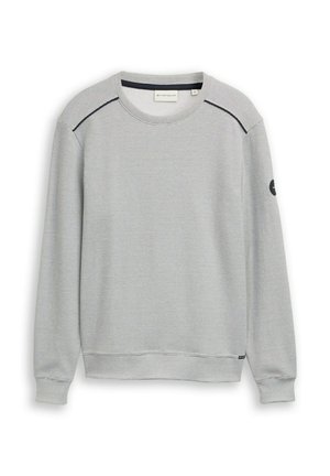 Világosszürke, hosszú ujjú, kerek nyakú pulóver finom vízszintes csíkokkal, bordázott mandzsettákkal és egy kis logóval a bal ujján.