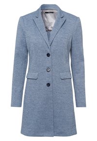 Vaaleansininen bleiseri, joka on valmistettu rakenteellisesta kankaasta ja jossa on lappukaulus, kolmen napin kiinnitys, kaksi etutaskua ja rintatasku.