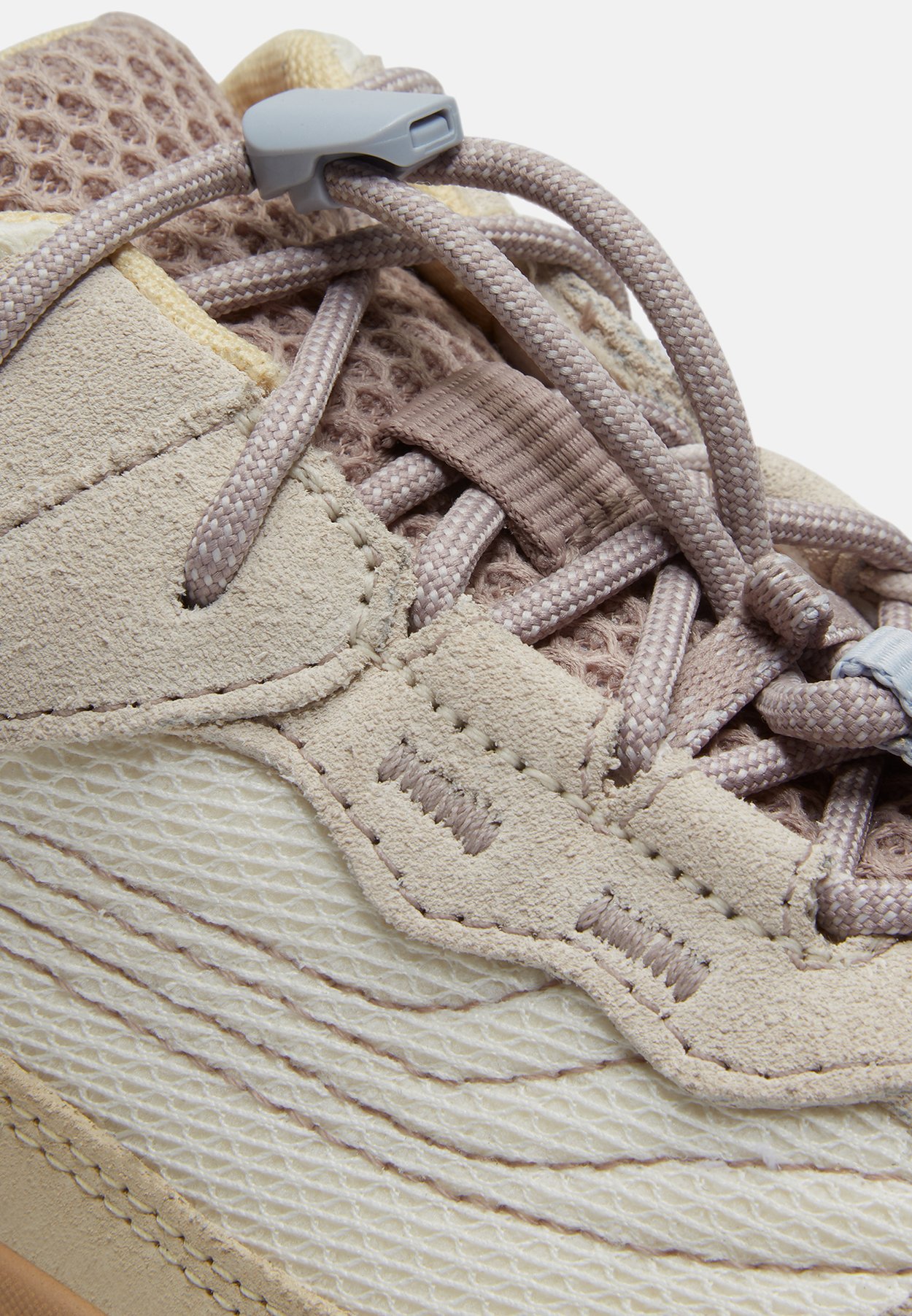 LOW LACE-UP WATERPROOF SNEAKER.