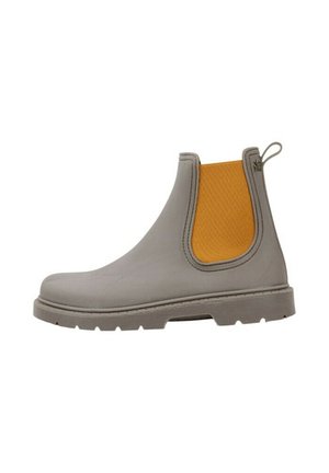 Botín gris con suela gruesa y panel lateral elástico de color naranja brillante, lengüeta lateral para tirar y puntera redonda, mostrado desde el lado izquierdo.