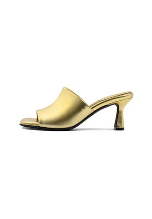Mule oro con punta aperta, tacco curvo di altezza media e design slip-on, mostrato di profilo su sfondo bianco.