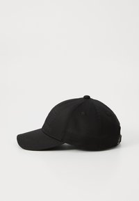Boné de beisebol preto com aba curva, textura de tecido, logotipo bordado na lateral e faixa ajustável na parte de trás.