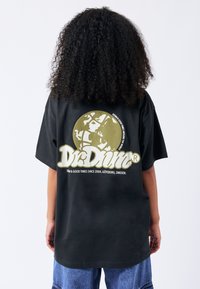 Přehnané černé tričko s grafikou, které zobrazuje výrazný zelený globus a bílý nápis, s krátkými rukávy a měkkou bavlněnou texturou.