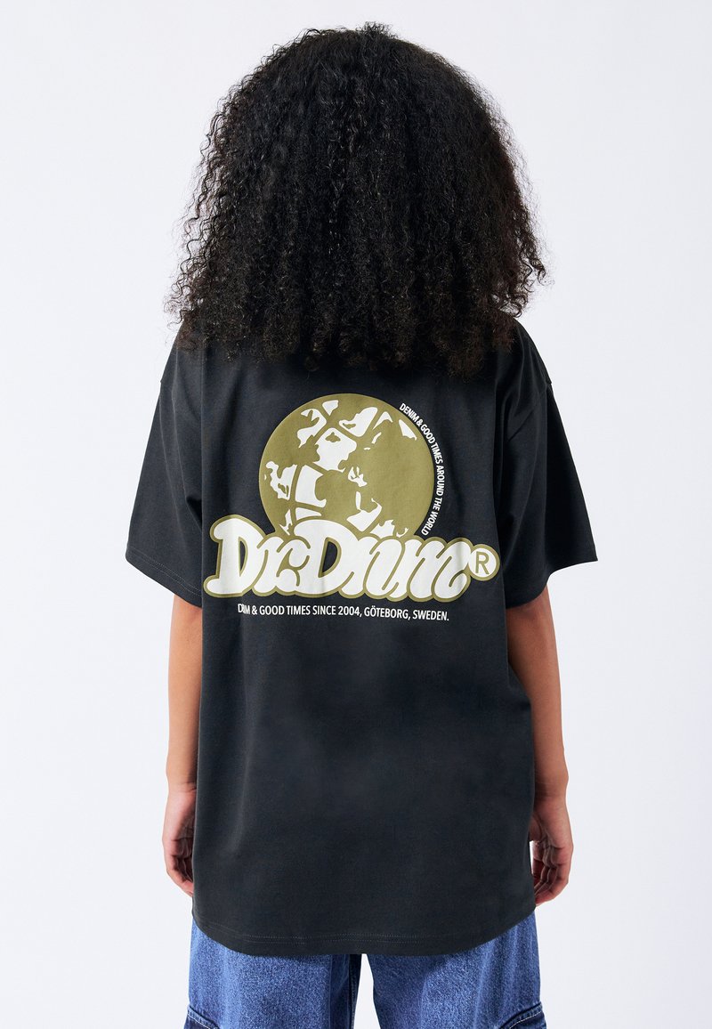 Přehnané černé tričko s grafikou, které zobrazuje výrazný zelený globus a bílý nápis, s krátkými rukávy a měkkou bavlněnou texturou.