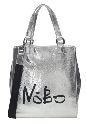 Zilverkleurige gekreukelde tas met twee handvatten, zwarte schouderriem en grote zwarte tekst "NoBo" aan de voorkant.