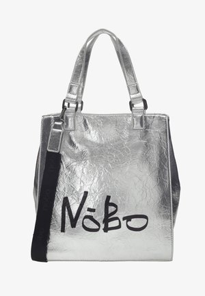 Zilverkleurige gekreukelde tas met twee handvatten, zwarte schouderriem en grote zwarte tekst "NoBo" aan de voorkant.