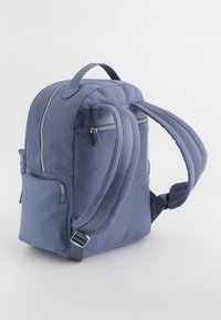 Mochila de tela azul con forma rectangular, que cuenta con dos correas ajustables para los hombros, un asa superior y múltiples bolsillos con cremallera.