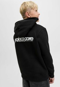 Sweatshirt con cappuccio nero caratterizzato da un logo bianco sul retro con la scritta "project core CREATIVE DEPT." Realizzato in tessuto morbido con polsini a coste.