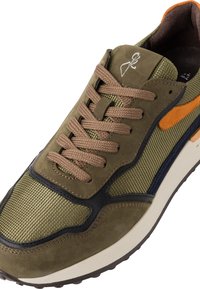 Zapatillas verde oliva con materiales de malla y ante. Presentan cordones marrones, acento lateral naranja, detalle en negro y suela de goma texturizada.