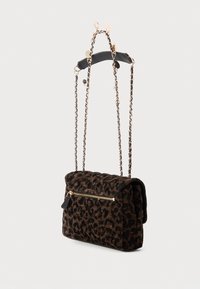 Bolso de hombro con estampado de leopardo marrón y negro, con cadena dorada y bolsillo con cremallera en la parte frontal, tejido texturizado y detalles en cuero negro.