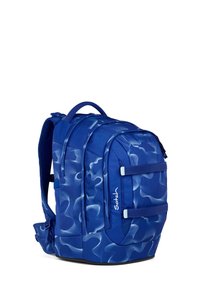 Blauer Satch-Rucksack mit abstraktem hellblauem Muster, mehreren Fächern, zwei vorderen Riemen sowie gepolsterten Schulter- und Hüftgurten.