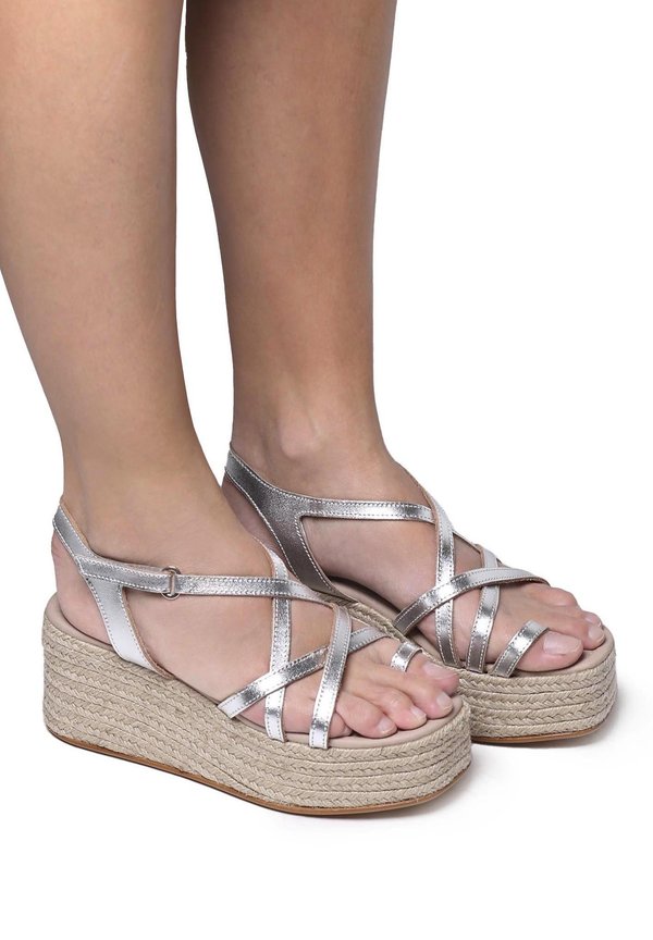 CLAUDIA - Zehentrenner - plata