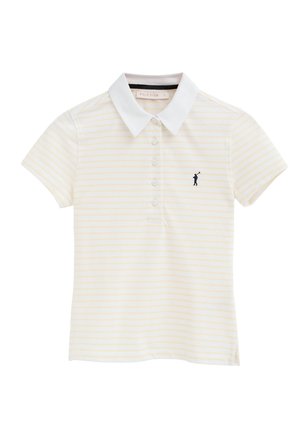 Biała koszulka polo z krótkim rękawem, z jasnosłomkowymi poziomymi paskami, białym kołnierzykiem, guzikami z przodu oraz małym granatowym logo golfisty na lewej piersi.