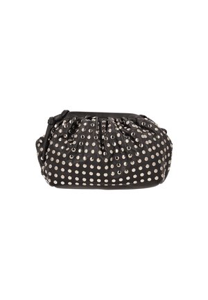 Fekete, texturált bőr táska ezüst szegecsekkel díszítve, összegyűrt részletekkel és cipzáras záródással. Kompakt és lekerekített formájú.