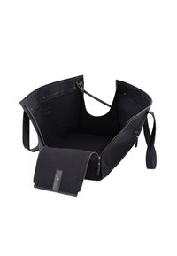 Svart tote-väska med läderdetaljer och canvasfoder. Har en rymlig inredning, en ficka med dragkedja och en avtagbar lucka. Slät textur och robust design.