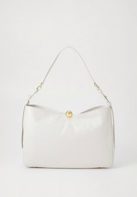 Mala de mão branca em pele com alça de ombro ajustável e fecho central de botão dourado, sobre um fundo simples.