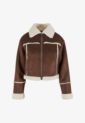 Chaqueta de cuero sintético marrón recortada con cuello de borrego color crema, cierre de cremallera en la parte delantera y puños y dobladillo forrados de piel blanca, con costuras en contraste.