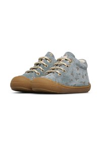 Zapatos de ante azul con patrones de hojas doradas, punteras redondeadas y suelas de goma beige. Presentan cordones dorados y cuellos acolchados.